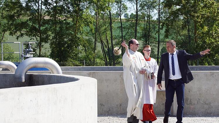 Pfarrer Kurt Wolf segnete bei einem Rundgang mit Bürgermeister Matthias Bäuerlein alle Bauteile der neuen Kläranlage.Sabine Weinbeer