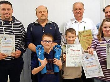 Ehrungen beim Kleintierzuchtverein: Das Bild zeigt von links (hinten) Thomas Martin, Rolf Müller, Gerhard Reißenberger und Thomas Henkel sowie (vorne) drei Enkel der Zuchtgemeinschaft Luther. Foto: Doris Weidner