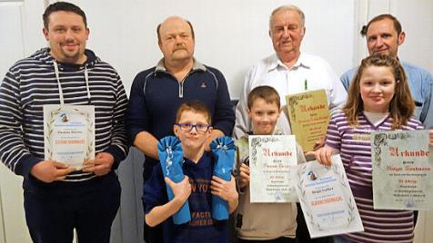 Ehrungen beim Kleintierzuchtverein: Das Bild zeigt von links (hinten) Thomas Martin, Rolf Müller, Gerhard Reißenberger und Thomas Henkel sowie (vorne) drei Enkel der Zuchtgemeinschaft Luther. Foto: Doris Weidner