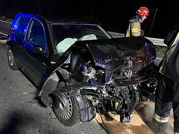 Frohnlach: Autounfall mit Totalschaden auf B303 Frohnlach: Autounfall mit Totalschaden auf B303