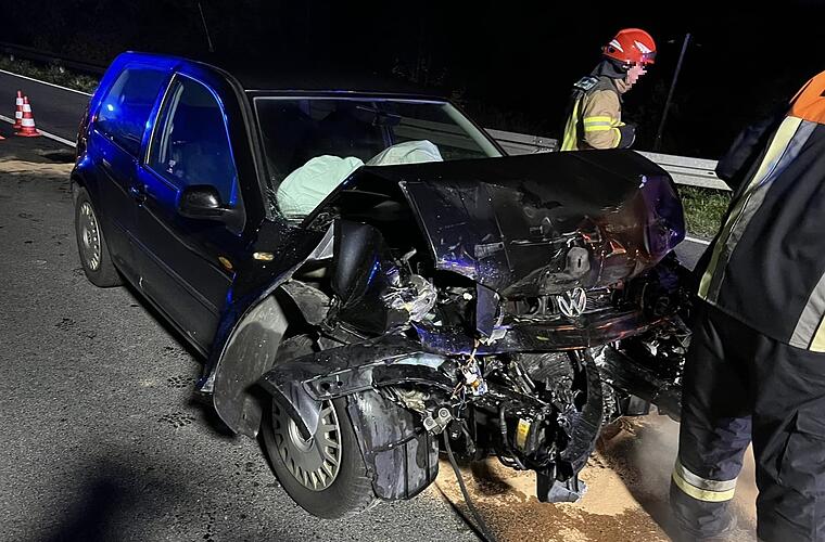 Unfall auf B303 bei Frohnlach: VW kracht mit hoher Geschwindigkeit in Postauto