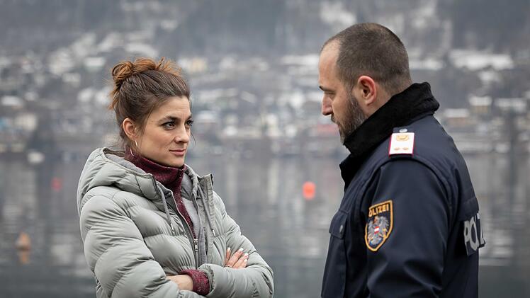 Christian Rauchenberger (Clemens Berndorff) befragt spricht mit Zeugin Jenny (Sophie Aujesky). Neben seiner Arbeit spielt ein gut gef&uuml;llter K&uuml;hlschrank eine immens wichtige Rolle in seinem Leben.