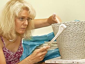 Aus Drehton baut Sigrun Wassermann ihre Gefäßskulpturen Schicht für Schicht auf und formt dann die Oberflächenstruktur. Foto: Jochen Berger