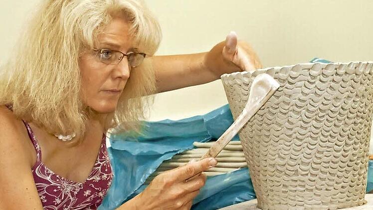 Aus Drehton baut Sigrun Wassermann ihre Gefäßskulpturen Schicht für Schicht auf und formt dann die Oberflächenstruktur. Foto: Jochen Berger