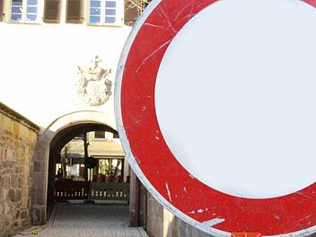 Eintritt ins Rathaus verwehrt? Wenn es nach SPD-Stadtrat Gotthard Lohmaier geht, hat Herzogenaurach bald nur noch zwei Bürgermeister.   Foto: Christian Bauriedel