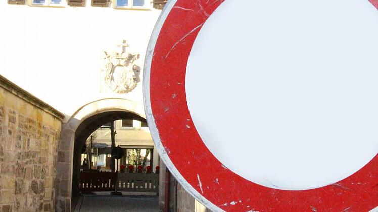 Eintritt ins Rathaus verwehrt? Wenn es nach SPD-Stadtrat Gotthard Lohmaier geht, hat Herzogenaurach bald nur noch zwei Bürgermeister.   Foto: Christian Bauriedel