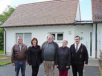Die Haiger Kirchenverwaltung freut sich über ein gelungenes Werk. Der Anbau an die Sakristei der St. Anna-Kirche wird geweiht. Im Bild (von links): Dietmar Wich, Hedwig Klinger, Pater Waldemar Brysch, Maria Förtsch und Kirchenpfleger Adelbert Förtsch. Foto: Reinhard Conradi