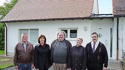 Die Haiger Kirchenverwaltung freut sich über ein gelungenes Werk. Der Anbau an die Sakristei der St. Anna-Kirche wird geweiht. Im Bild (von links): Dietmar Wich, Hedwig Klinger, Pater Waldemar Brysch, Maria Förtsch und Kirchenpfleger Adelbert Förtsch. Foto: Reinhard Conradi