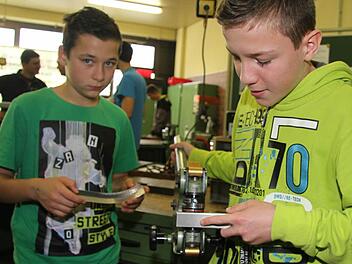 David Gräf (12) und Niclas Linhardt (12), beide aus der siebten Klasse der Neuenmarkter Schule, interessieren sich für alles, was mit Autos etwas zu tun hat. Hier biegen die beiden Bleche. Dabei wird die eine Seite auseinandergezogen, erklären die beiden Foto: Sonja Adam