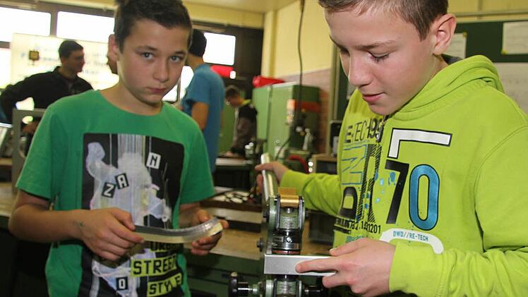 David Gräf (12) und Niclas Linhardt (12), beide aus der siebten Klasse der Neuenmarkter Schule, interessieren sich für alles, was mit Autos etwas zu tun hat. Hier biegen die beiden Bleche. Dabei wird die eine Seite auseinandergezogen, erklären die beiden Foto: Sonja Adam