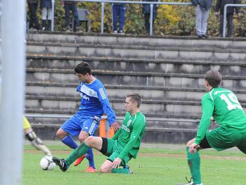 Nur der Umweg bleibt: Aufmerksam verteidigt wird Münnerstadts Ahmet Coprak vom Großbardorfer Nicolas Weber. Gäste-Keeper Michael Jäger (links) bleibt hier ohne Prüfung. Rechts: Florian Wirsing.  Foto: Hopf