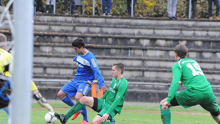 Nur der Umweg bleibt: Aufmerksam verteidigt wird Münnerstadts Ahmet Coprak vom Großbardorfer Nicolas Weber. Gäste-Keeper Michael Jäger (links) bleibt hier ohne Prüfung. Rechts: Florian Wirsing.  Foto: Hopf