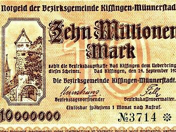 Die Kartusche in der Turmkugel war gut gefüllt mit Geld, unter anderem mit diesem Zehn-Millionen-Mark-Schein, der allerdings nahezu wertlos ist. Foto: Arnold Nöth