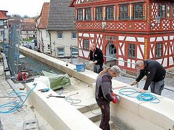 Die Steinbildhauer der Firma Fröhlich aus Baunach arbeiten derzeit an der neuen Mauerkrone und schließen die Fugen.  Foto: Andreas Welz
