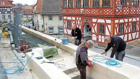 Die Steinbildhauer der Firma Fröhlich aus Baunach arbeiten derzeit an der neuen Mauerkrone und schließen die Fugen.  Foto: Andreas Welz