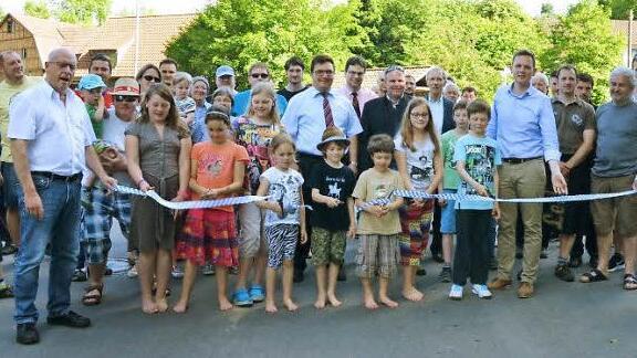 Viele Heldritter waren zur Freigabe der neuen Grundbachbrücke gekommen. Fotos: Rainer Lutz