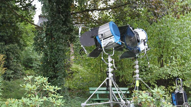 Große Scheinwerfer setzten den alten Friedhof in Kulmbach ins rechte Licht. Foto: Sonny Adam