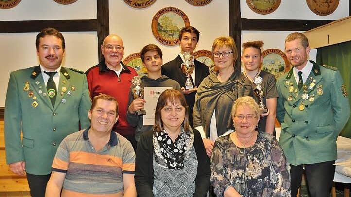 Die Vereinsmeister im Luftgewehrschießen sind (vorne von links) Erich Fritsch, Gunda Kreutzer, Johanna Angermann, dahinter stehend Werner Kluge, Merlin Reul, Albert Brusteins, Ingrid Fiedler, und Adrian Göhl, ihnen gratulierten Vorsitzender Thomas Horn (links) und Manfred Weigand, Schützenmeister Luftgewehr (rechts).  Fotos: Ingrid Kohles