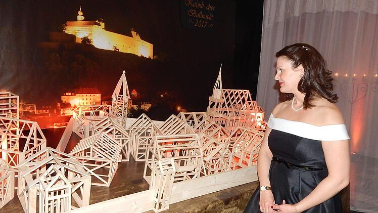 Ball-Pr&auml;sidentin Cosima Schmidt betrachtet im Foyer fasziniert das Holz-Modell, gefertigt von Sch&uuml;lern des Caspar-Vischer-Gymnasiums. Es wird Ende April in einer spektakul&auml;ren Aktion verbrannt, um auf den Conraditag im Jahr 1553 hinzuweisen.