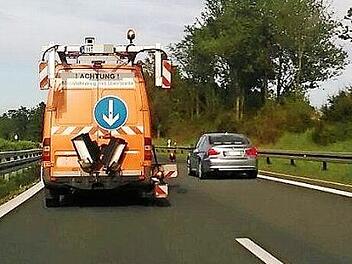 Darf man dieses Fahrzeug rechts überholen? Nein, sagt das Gesetz. Ja, sagt der gesunde Menschenverstand.  Foto: Andrea Hofmann