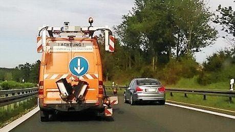 Darf man dieses Fahrzeug rechts überholen? Nein, sagt das Gesetz. Ja, sagt der gesunde Menschenverstand.  Foto: Andrea Hofmann