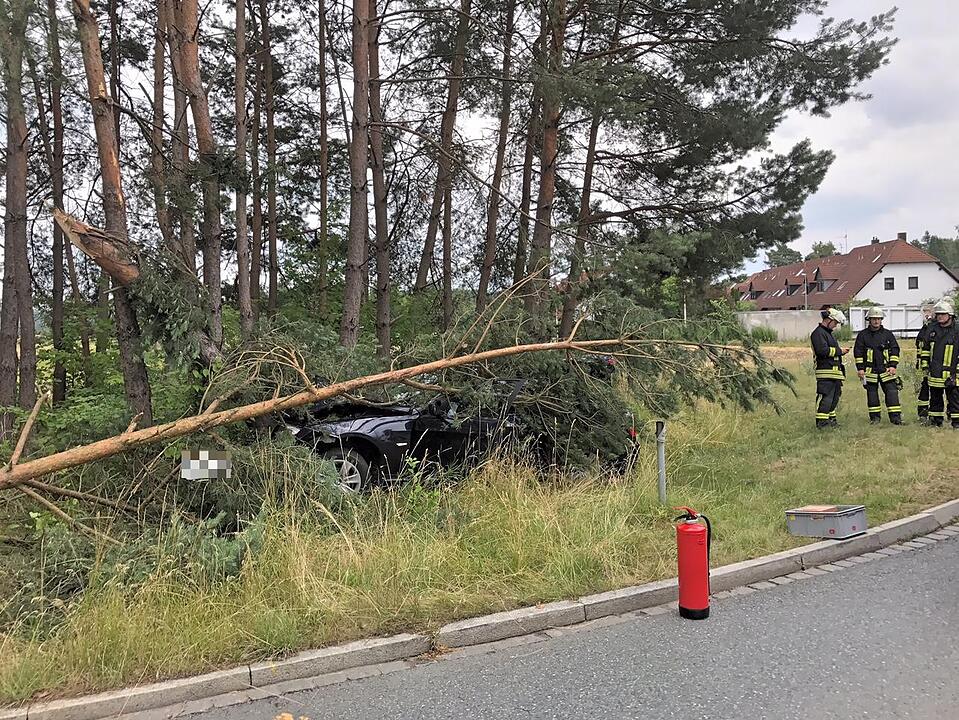 Unfall in Erlangen: Auto kracht gegen Baum in Dechsendorf