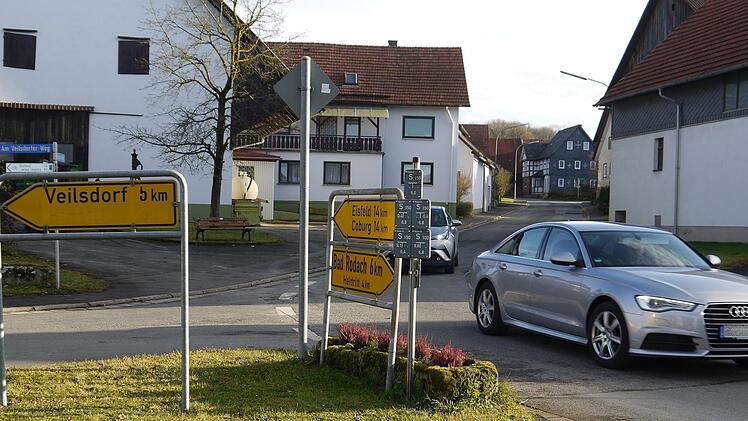 Grattstadt: Abzweigung nach Veilsdorf soll künftig  ohne Verkehrsinsel an die Kreisstraße CO 4 angebunden werden.Berthold Köhler