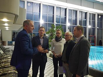 Dialog zwischen Wirtschaft und Tourismus: Lutz Lange,  Tobias Ehrlicher, Stine Michel, Bad Rodachs Werkleiter Michael  Fischer und Rainer   Mattern  im Gespräch zur Zukunft der "Therme Natur" in Bad Rodach.  Einig  ist man sich dabei auch im Coburger Kreistag: Das Thermalbad ist wirtschaftlich auf einem sehr guten Weg.