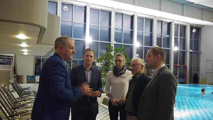 Dialog zwischen Wirtschaft und Tourismus: Lutz Lange,  Tobias Ehrlicher, Stine Michel, Bad Rodachs Werkleiter Michael  Fischer und Rainer   Mattern  im Gespräch zur Zukunft der "Therme Natur" in Bad Rodach.  Einig  ist man sich dabei auch im Coburger Kreistag: Das Thermalbad ist wirtschaftlich auf einem sehr guten Weg.