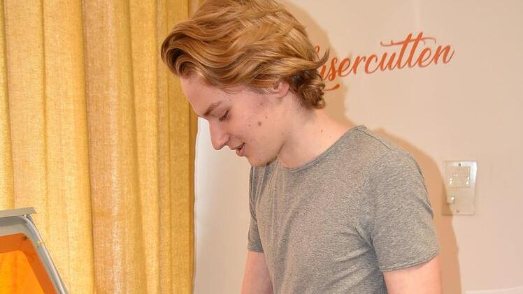 David G&ouml;tz hat ein h&ouml;henverstellbares Bett f&uuml;r den Lasercutter gebaut. Foto: Uschi Prawitz