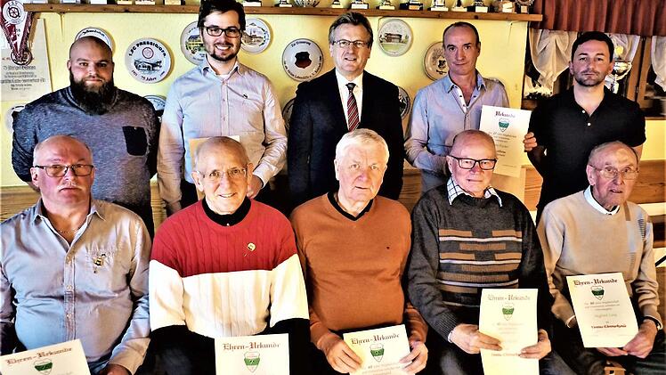 Die für ihre Treue geehrten FC-Mitglieder mit den Vorstandsmitgliedern Anreas Scherbel (links, stehend) und Dominic Welscher (rechts, stehend) sowie Bürgermeister Rainer Detsch (Mitte)  Foto: Gerd Fleischmann