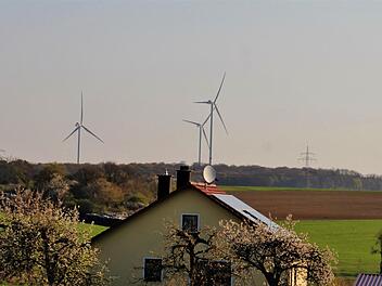 Blick auf die bestehenden Windräder: Bei der Bürgerversammlung in Eltingshausen formiert sich heftiger Widerstand gegen den Bau von zwei weiteren Windrädern. Foto: Werner Vogel