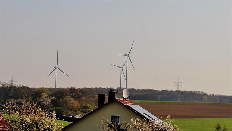 Blick auf die bestehenden Windräder: Bei der Bürgerversammlung in Eltingshausen formiert sich heftiger Widerstand gegen den Bau von zwei weiteren Windrädern. Foto: Werner Vogel
