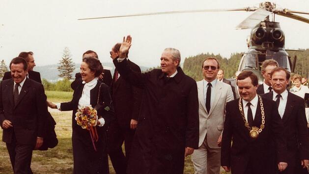 Nach der Landung des Hubschraubers an der Th&uuml;ringer Warte. Das Bild zeigt (von links) den damaligen Bayerischen Innenminister Karl Hillermeier, Bundespr&auml;sident Karl Carstens, Regierungspr&auml;sident Wolfgang Winkler, Korrespondent Manfred Pr&auml;cklein von dpa, Landrat Heinz K&ouml;hler und Ludwigsstadts B&uuml;rgermeister Gert Bayerlein.      Foto: Kreisdokumentationsstelle