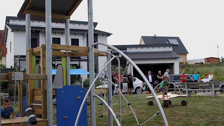 Blick auf den neuen Spielplatz in der Röthengasse.