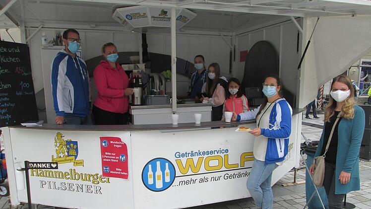 Das Ha-Ka-Ge-Team bot Kaffee und Kuchen an und nutzte dafür den Verkaufswagen der Wirtschaft am Viehmarkt. Foto: Winfried Ehling