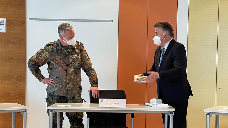 Landrat Klaus Peter Söllner (rechts) überreichte Generalarzt Bruno Most ein Geschenk als Dank für den Einsatz der Bundeswehr in den von Corona betroffenen Heimen im Landkreis. Foto: Jürgen Gärtner
