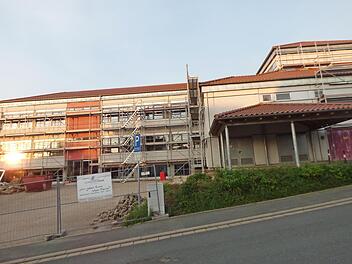 Die Sanierungsarbeiten an der Mittelschule Kirchehrenbach liegen im Zeitplan. Es wird jedoch teurer als geplant.