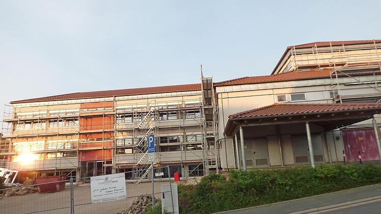 Die Sanierungsarbeiten an der Mittelschule Kirchehrenbach liegen im Zeitplan. Es wird jedoch teurer als geplant.