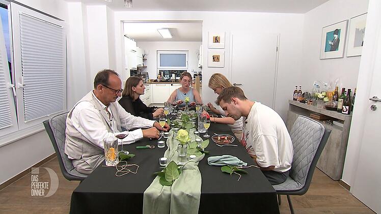 Argw&ouml;hnisch begutachtet Tobi (rechts) sein Dessert mit Tr&uuml;ffelpilz.