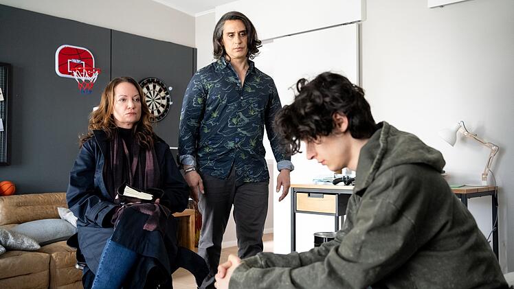 Jana Winter (Natalia W&ouml;rner) recherchiert, was Kaan Sahin (Eren M. G&uuml;vercin, rechts) und sein Vater Adnan Sahin (Ren&eacute; Ifrah) - hier bereits als Transfrau Ada - mit Dominiks Verschwinden zu tun haben.