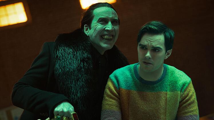 Renfield (Nicholas Hoult, rechts) leidet unter der Knechtschaft, doch sein Meister Dracula (Nicolas Cage) g&ouml;nnt ihm einfach keinen Frieden.