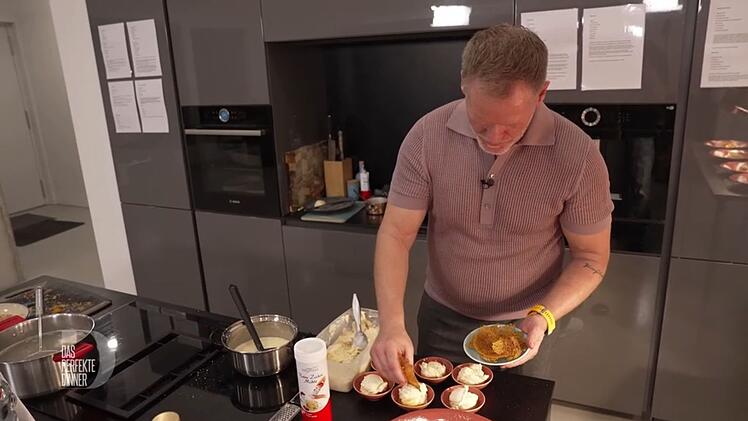 Michael garniert sein Sauerrahm-Eis mit einer Korallenhippe.