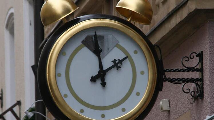 Die Uhr beim Juweliergeschäft Wecker