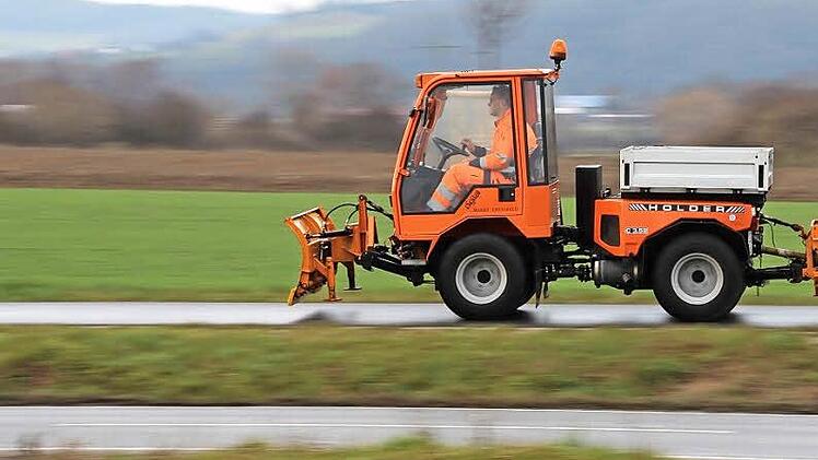 So schnell kann Tempo 30 aussehen: Bauhofmitarbeiter Stephan Klinke steuert den Holder über den Rad- und Fußweg zwischen Ebensfeld und Unterneuses. Seit 2008 besitzt die Gemeinde das wendige Fahrzeug. Fotos: Tobias Kindermann