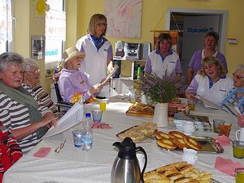 Gute Stimmung herrschte bei der ersten Gruppenstunde der neuen Betreuungsgruppe in Küps. (stehend, von links) Hildegard Löffler, Karin Weidenhammer, Diana Reißig und Kerstin Schulz (sitzend) stimmten mit den Teilnehmern fränkische Volkslieder an.  Foto: Heike Schülein