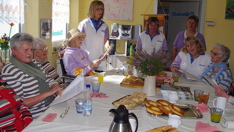 Gute Stimmung herrschte bei der ersten Gruppenstunde der neuen Betreuungsgruppe in Küps. (stehend, von links) Hildegard Löffler, Karin Weidenhammer, Diana Reißig und Kerstin Schulz (sitzend) stimmten mit den Teilnehmern fränkische Volkslieder an.  Foto: Heike Schülein