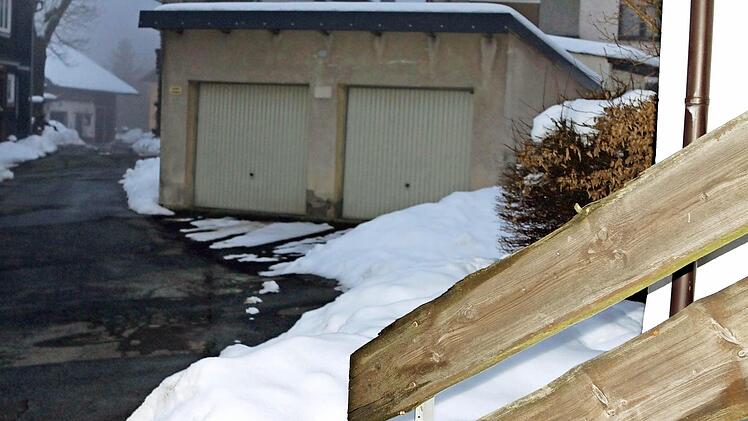 Insgesamt müssen der Umgestaltungsmaßnahme drei Garagen weichen. Dafür werden durch einen Privatmann zwei neue Garagen errichtet werden und die Gemeinde erstellt ein Carport. Foto: Michael Wunder