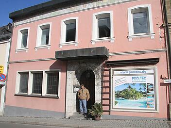 Glücklich steht Familienvater Abdo Al Jerodi (45) in der Haustür der ehemaligen Gaststätte Hümmer am Markt in Stadtsteinach. Mit seiner Frau Wofa Mahmud (38) und seinen fünf Kindern will er hier ein neues Leben beginnen. Dass noch viel zu tun ist, schreckt ihn nicht ab. Fotos: Sonja Adam