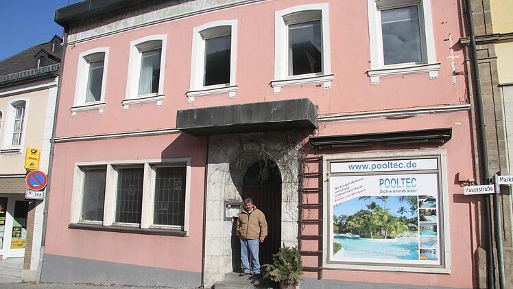 Glücklich steht Familienvater Abdo Al Jerodi (45) in der Haustür der ehemaligen Gaststätte Hümmer am Markt in Stadtsteinach. Mit seiner Frau Wofa Mahmud (38) und seinen fünf Kindern will er hier ein neues Leben beginnen. Dass noch viel zu tun ist, schreckt ihn nicht ab. Fotos: Sonja Adam